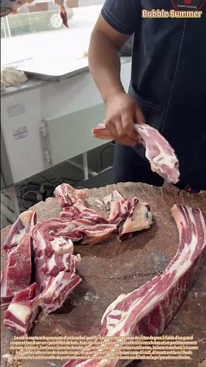 Technique de Boucherie : Hachage de Côtes de Porc avec un Grand Couperet