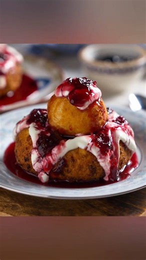 PAPANASI PUFOSI cu branza de vaci: Secretul pentru cel mai iubit desert! 🍩 ​Cine poate rezista unor papanasi calzi, plini de smantana si dulceata? 😍 Aceasta este reteta pe care o cautai: papanasi extrem de pufosi, care nu raman cruzi in interior si sunt gata imediat. Sunt adevaratul deliciu al copilariei, facuti exact asa cum trebuie! 😋 ​Sunt desertul perfect pentru orice ocazie, fie ca ai musafiri sau vrei doar sa-ti rasfeti familia. Textura lor aerata si gustul fin de branza ii fac pur si s