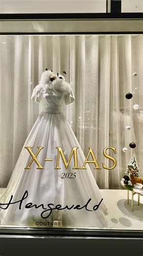 HengeveldCouture on Instagram: "Zet even heerlijk je geluid aan en loop een rondje met ons mee door de etalage. Wat is het weer een heerlijk kerstsfeertje geworden! ✨🎄 #window #shopping #bridal #bride #bridetobe love engagement ring christmas xmas wedding reel reelvideo insta instamood cosy"