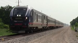 Amtrak的机辆模式客运列车以110英里的时速快速通过的视频搬运～轨道交通火车迷diesellocomotive火车头railfan