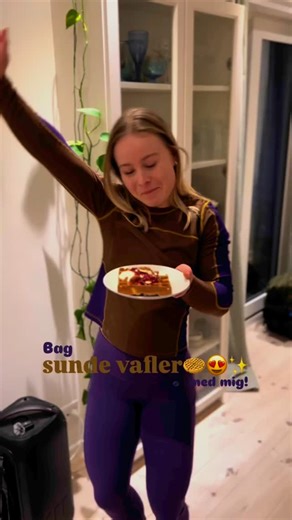 Jeg har lavet en lækker opskrift på sunde vafler! - perfekt til morgenmad👩‍🍳🧇😍 VENNER!!! - DEN SKAL PRØVES!!🤭👀🫶🏼 Opskrift på 5-6 store vafler👇🏻 4 æg 4 dl havregryn 1 tsk kardemomme 1 tsk kanel 1 tsk bagepulver 2 dl mælk 2 bananer Fremgangsmåde: 1️⃣ Vaffeljernet tændes (så det er varmt når de skal bages) 2️⃣ Alle ingredienserne blandes sammen og blendes med stavblender eller i en almindelig blender. 3️⃣ vaflerne bages (ca 4-6 min alt efter hvilket vaffeljern du har) 4️⃣ spis vaflerne so