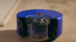 164K views · 425 reactions | 【先進智能 洞察並繞過障礙】 擔心家中的清潔機器人會常常亂停亂撞，甚至推倒各種物件？放心，Dyson 360 Heurist™智能吸塵機器人360度「眼睛」和SLAM視覺系統，連同障礙物感應器，能感應障礙物的位置，並繞過它們，完成清潔任務！ 瞭解更多 : https://bit.ly/2N7IQCv #DysonTW #Dyson360Heurist | Dyson | Facebook