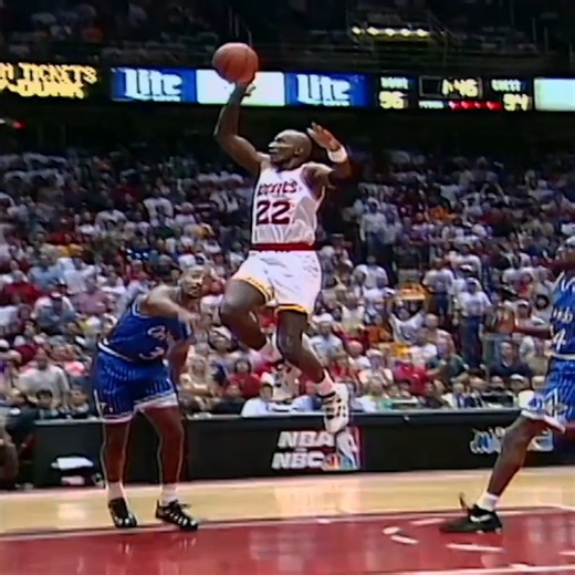 NBA Cobwebs on Instagram: "June 11, 1995: Clyde Drexler goes coast-to-coast for a slam during Houston's 106-103 win over the Magic in Game 3 of the NBA Finals. Drexler had 25 PTS/13 REB/7 AST and Hakeem Olajuwon had 31 PTS/14 REB/7 AST for the Rockets, who took a 3-0 series lead. Orlando's Shaquille O'Neal had 28 PTS/10 REB/6 AST/3 BLK and Anfernee Hardaway added 19 PTS/14 AST. #otd #90s #nba #basketball #dunk #nbafinals #houston #rockets"