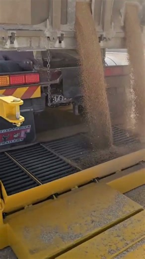 Another Angle of the Same Setup. Meet the Drive Over Grid: https://commanderag.au/grain-commander/drive-over-grid/?utm_campaign=coschedule&utm_source=facebook_page&utm_medium=Commander Ag-Quip #truck #grain #harvest | Commander Agriculture