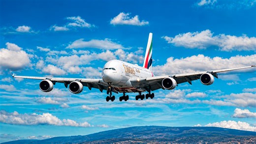 A380 struggles to land in strong crosswinds