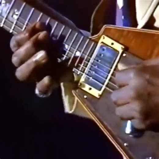 Albert King - "I'm Gonna Move To The Outskirts Of Town" Montreux '89. | Blues Compartido
