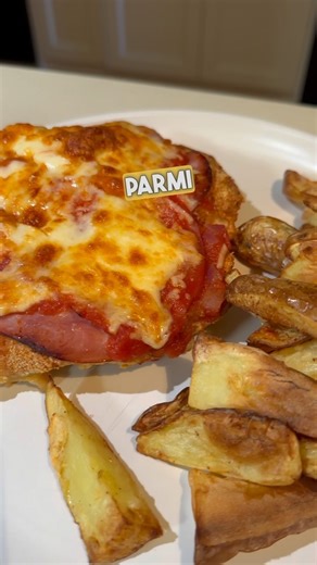 Healthy Chicken Parmigiana 🤤 I don’t care what anyone says…it’s Parmi and not Parma 😆 Either way this tastes so good and is much better for you than the regular deep fried version!! Ingredients: 180g x chicken breast 1 x large egg 40g x breadcrumbs 100g x spudlite potatoes (diced into chips) 50g x tomato passata 50g x leg ham 10g x parmesan cheese 20g x mozzarella cheese Diced onion and garlic Salt, pepper and herbs Method: Butterfly your chicken, season with salt and pepper, dip in the egg an