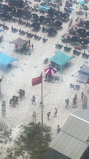 Sandestin. 🚩 This is probably the most crowded I’ve ever seen the beach.