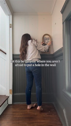 Courtney | diy + thrifted finds on Instagram: "LET THIS BE THE YEAR WHERE YOU PUT THE HOLE IN THE WALL 🙌🏻 I don’t know when it started; that we all became too paralyzed to ruin up our precious paint jobs with a teeny tiny hole in the wall to hang our beautiful art?! You guys! They make spackle for that! Or you could even use @command strips if you’re still too scared but for goodness sake, hang those pictures on the wall already! Life is too short to be afraid of hammering a nail in the wall s