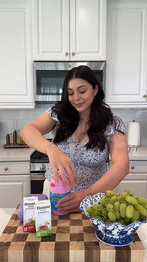 Edith Galvez on Instagram: "Something about this season feels extra sweet🍎 we’ve been loving the new Honest Kids juice drinks because they’re organic, with no added sugar, and now with the limited-edition packaging for you can send a little love in their lunchbox. It’s the simplest way to stay connected heading back-to-school 💌 #HonestKidsPartner #DearHonestKids #BackToSchool #ad @honestorganic"