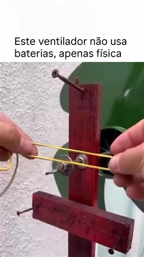 Fatos Interessantes on Instagram: "Este ventilador não usa baterias, eletricidade ou motores — apenas física. Ele funciona com base na diferença de temperatura, utilizando os princípios da termodinâmica para converter temperatura em movimento. Quando um lado aquece e o outro permanece mais frio, o gradiente de temperatura cria um fluxo de ar que gira as pás automaticamente. Sem fios, sem interruptores, sem fonte de energia — apenas energia se movendo do quente para o frio, realizando trabalho ao
