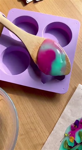 Transform cornstarch and vinegar into "dreamy" bioplastic suncatchers! 🌸☀️ These eco-friendly window gems look stunning with pressed flowers and a pop of color. Ingredients: 1 cup Water 1 tbsp Cornstarch 1 tsp Glycerin 1 tsp Vinegar Gel food coloring Pressed flowers & silicone molds #Bioplastic #EcoFriendlyDIY #Suncatchers #PressedFlowers #Crafty #WindowDecor #SustainableCrafting | Easy Recipes