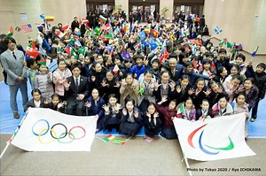 開催都市で代々受け継がれているオリンピック・パラリンピックのフラッグ。大会の素晴らしさや価値を皆さんの街に伝えていくことを目的に、東京都を中心にフラッグが巡回するツアーが行われています。 今回2月9日(木)は東京を離れ、宮城県仙台市にフラッグがやってきました。宮城県庁で行われたセレモニーで熱烈な歓迎を受けたフラッグは、2月16日(木)まで宮城県庁内に展示されます。友情、連帯、フェアプレーの精神や、多様性、勇気といった想いが込められたこのフラッグを、お近くの方はぜひ見にいらしてください。 セレモニーの様子はこちら⇒https://tokyo2020.jp/jp/news/event/20170210-01.html 2月17日(金)からは、岩手県にフラッグが旅をします。お楽しみに！ ---------- Tokyo2020公式Twitter https://twitter.com/Tokyo2020jp Tokyo2020公式Instagram https://www.instagram.com/tokyo2020/ | Tokyo 2020