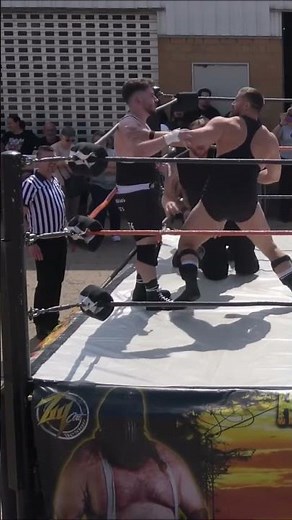 Pro Wrestler vs Jobber - Wrestling student gets knocked out