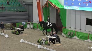 ✨ 72,02% für Fabienne Müller-Lütkemeier und ihren glänzend schwarzen Pferdepartner Fabregaz 🖤! Gemeinsam konnten sie den Sieg 🥇 im Grand Prix de Dressage bei der Faszination Pferd holen - herzlichen Glückwunsch! 🎉 ▶️ Hier LIVE dabei sein: watch.clipmyhorse.tv/Consumenta_FaszinationPferd | ClipMyHorse.TV Deutschland