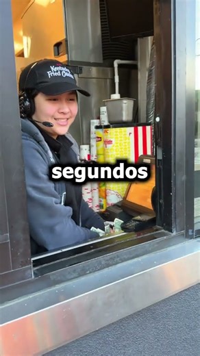 Les doy DINERO a lo empleados de KFC 🤑 #shorts #kfc