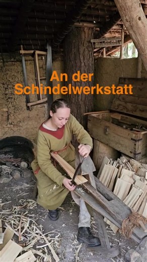 Einblick in die Schindelwerkstatt 🔨 Unsere Schindelmacherin Finnja erklärt, worauf es beim Abziehen ankommt. #schindeln #holzschindeln #schindel #schindelwerkstatt #campusgalli #alteshandwerk | Campus Galli - karolingische Klosterstadt Meßkirch
