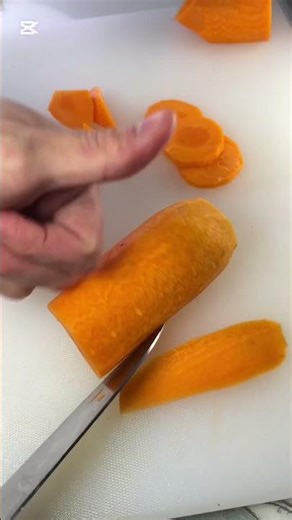 ❌ Cutting carrots randomly?#food #foodshorts #kitchen #cooking #cooking #funny #handsonlearning