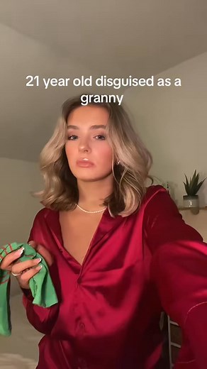 I love laying horizontally with a tea and candle more than anything #heatlesscurls #stayinghome #stayingin #cosyevening #weekends | Sarah Elisabeth