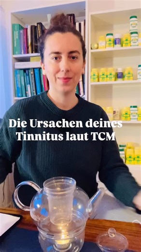 Eva Schmitt | Chinesische Medizin on Instagram: "Tinnitus ist die Sprache deines Körpers. Er zeigt dir, wo im Inneren eine Schwäche, ein Ungleichgewicht oder eine Disharmonie besteht. In der chinesischen Medizin wird Tinnitus bestimmten Organen zugeordnet. Diese stehen jeweils in Verbindung mit einem Element. Häufig sehen wir drei Formen: • Leber – Element Holz Stagnation, innerer Druck, aufsteigende Dynamik • Niere – Element Wasser Erschöpfung, Substanzmangel, fehlende Verankerung • Schleim – E