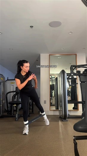 ❄️ snow day at home @Sotomethod Definition of anytime, anywhere. Grab a band light weights (or bodyweight - scale as needed) and let’s get after it 🤝 LEGS 60s squat hold 1. squat 2. abduction 3. tap out 4. tap back 5. combo, tap out tap back (second round hit other side) ARMS 60s t-shape hold 1. microbend elbows, pulse in & out 2. draw pinkies together in front of chest 3. elevated bicep curl 4. serve 5. pulse, arms in front of chest #lowerbodyworkout #upperbodyworkout #athomeworkout #sotometho