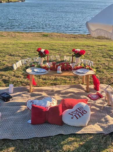 Romantic Picnic by the Lake in Houston