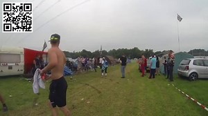 RÉGIS FAIT DE LA MOTO AU CAMPING ! Lors du Grand Prix Moto à #ASSEN (Pays-Bas). Un camping est mis à disposition aux aficionados. Mais entre beuverie et merguez partie, certains n'hésitent pas à vouloir tenter des cascades dangereuses avec des motos ! | MAXXESS FRANCE