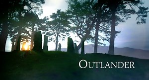 Générique culte : Outlander. 2014 🎵 Sing me a song of a lass that is gone 🎵 | Konbini biiinge