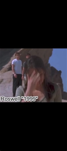 Honestly this is a fucked up scene.😢😥 So Liz has kept the Alien secret all season. 🧏💯Only for Max who is completely in love with her to break up with her for Tess the blonde alien girl who shows up mid season 1 and only exists to break up the