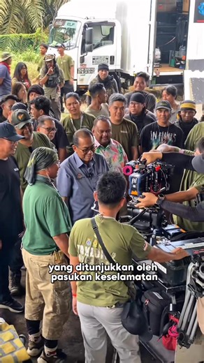 Lawatan tapak penggambaran Takluk 2: Op Daulat di Kota Tinggi, Johor mencerminkan sokongan berterusan terhadap industri kreatif tempatan serta usaha memberi kefahaman lebih mendalam tentang tema keselamatan negara. Filem ini bukan sekadar hiburan, malah medium penting dalam menyemai semangat patriotisme dan menghargai peranan serta pengorbanan Angkatan Tentera Malaysia. #KhaledNordinMINDEF #MalaysiaMADANI | Khaled Nordin