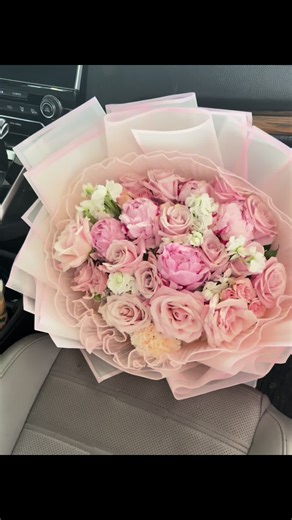 We make these and we deliver as well!! 🫨 Call us or visit our website! (832)683-7944 #flowers #peoniesflowers #wrappedbouquet #florist #houston