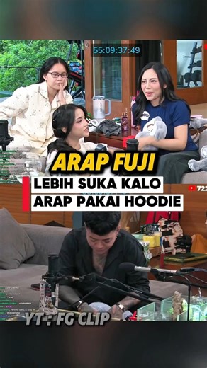 Fuji suka Arap pakai Hoodie