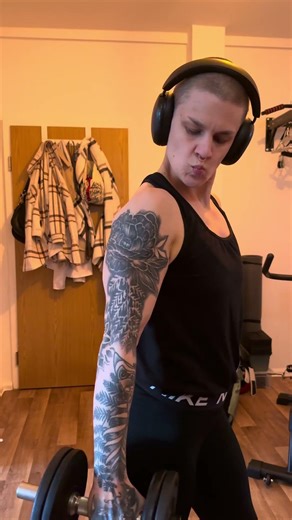 Eine Seite stark, die andere kämpft 😂 #shorts #fitness #bizeps #motivation #humor