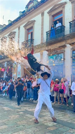 Quemando el famoso torito en Oaxaca #fuegosartificiales #guelaguetza #danza #tradiciones