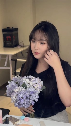 C.wing -詩穎🧚🏻‍♀️🪄 on Instagram: "好多有容貌焦慮嘅朋友 一開頭都帶住點不自信走入studio 但好欣慰願意比自己一個機會去探索另一個靚靚嘅自己。💕 結果原相機出片直接驚艷！😆😆 朋友仔嘅同事見到都話簡直係「換人級」靚樣～更感動嘅係願意開放素顏出鏡 呢份認可同信任 真係比什麼都珍貴 超感恩！💗 我想幫你看到的 是那個讓你自己也眼前一亮的自己✨💫 . Makeup ＆hair @cwing_hk.makeup_art 查詢約妝請DM ! 素人完全OK 🥳🥳 #model #拒絕容貌焦慮 #換人級化妝術 #原相機拍攝 #客戶認證✅ #香港化妝師日常 #日系 #舞台妝容 #化妝師 #韓系 #香港化妝師 #化妝set頭 #女神降臨 #女神必備 #改造 #素顏 #素肌美人"