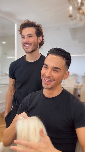 Carmen Farala on Instagram: "Embajadora.Acompáñame a crear el color de cabello de mis sueños para asistir a los premios ELLE Style Awards 2025. Siempre he vivido enamorada del color de cabello de JLO y por fin gracias a @juandiegoteo_ y @redken_es lo he conseguido 😍🥹. Una melena llena de luminosidad y contrastes y sobre todo sana gracias al tratamiento Protein Gloss con el baño de color Shades EQ y el tratamiento ABC que me ayuda a mantener el cabello increíblemente fuerte y en e