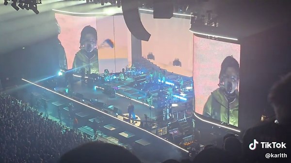 Gorillaz '19-2000' Live: Crowd Goes Wild!