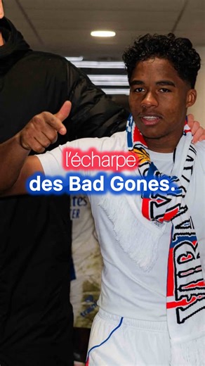 Endrick reçoit une écharpe au Groupama Stadium