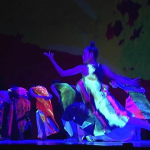 Join us for a thrilling night of dance to open the 2024 Edition as Cloud Gate Dance Theatre of Taiwan brings the sights, sounds and vitality of Taipei's historic Bangka district to life. Don't miss this "sensationally big, indulgent and visually arresting expression of cultural memory" (The Times). 14 & 15 May, 7:30pm Bord Gáis Energy Theatre €15 – €42 Tickets available now: bit.ly/DDF2024_13Tongues 雲門 #DDF2024 #openingshow #dancefestival #contemporarydance | Dublin Dance Festival