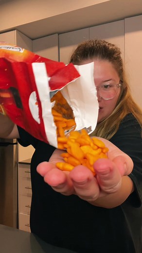 New red hots @goldfishsmiles #asmr #goldfish #spicy #spicychallenge #hotsauce #redhot #spicy
