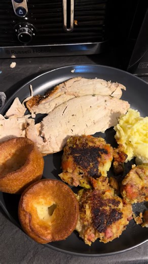 Bubble & squeak, mash, last of the leftover turkey and Yorkshires 😍 #bubbleandsqueak #christmas #leftovers #gravypour