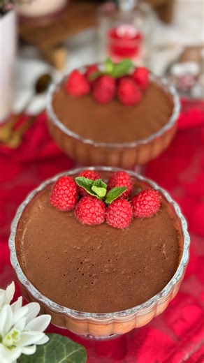 AMES // Ana-Maria Alexandru on Instagram: "Știai că poți face un desert din doar 2 ingrediente? Fin și delicios, acest mousse de ciocolată este dovada că putem crea ceva super gustos în doar câteva minute – fără multe calorii și fără complicații! ❤️Perfect pentru Valentine’s Days, ca să răsfățați persoana iubită! 📜Ingrediente: * 200 g ciocolată neagră * 320 ml apă fierbinte 📜Mod de preparare: 1. Începem prin a mărunți 200 g de ciocolată neagră. 2. Punem ciocolata mărunțită și 320 ml de apă fie