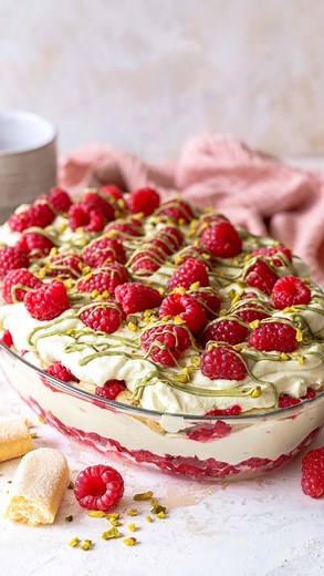 Emmas Lieblingsstücke - Besser Backen on Instagram: "Himbeer-Pistazien-Tiramisu 😍 Freunde, ich muss euch unser neues Lieblingsdessert vorstellen: cremiges Himbeer-Pistazien-Tiramisu! 😍 Es hat sich nicht ohne Grund zu unserem absoluten Alltime-Favorite für 2024 entwickelt. In den letzten Wochen haben wir es mindestens dreimal gemacht, und es kam immer super an – wirklich jeder (außer Miss Minime 😉) liebt es! Wollt ihr das komplette Rezept? ▶️ Folgt zuerst @emmaslieblingsstuecke, damit ihr nich