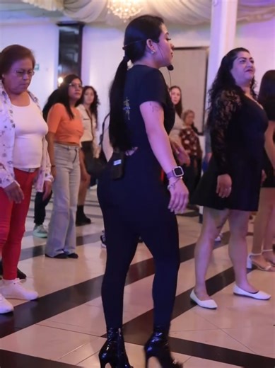 la bella @Jadziri Ez dando clases de lo que sabe hacer de maravilla #soniderosdecorazon❣️💿😎🎧🎤🤩💿🎶 #iztapalapa🇲🇽💯🕶️