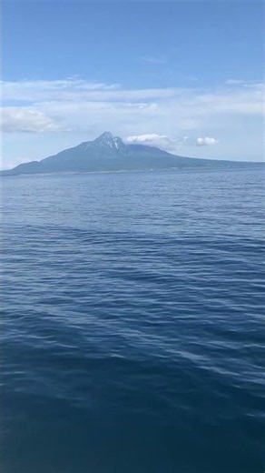 2026年6月26日 礼文岳登山の後、礼文島から利尻島へ戻るフェリーから行く手に利尻島、後方に礼文島⛰️