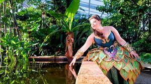 Magie ↔️ Realität: In Händels Oper Alcina prallen zwei Welten aufeinander. Die bunte Fantasiewelt der Zauberin und die kühle Realität ihrer Gegenspielerin Bradamante. Beide kämpfen um die Liebe Ruggieros. Für welche Welt wird er sich entscheiden? Morgen feiert "Alcina" in der Inszenierung von Lydia Steier Premiere! ➡️ http://bit.ly/alcina-hannover | Staatsoper Hannover