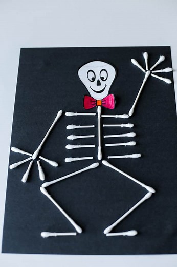 Easy Q-Tip Skeleton Craft {Free Printable!} - Thriving Home