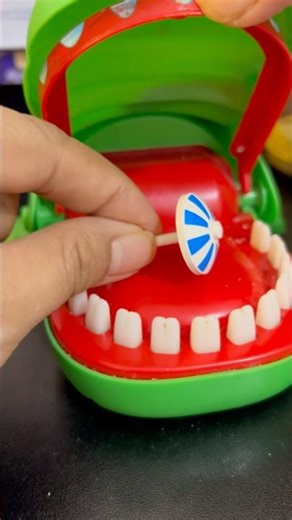 Angry crocodile eating blue umbrella #lego #asmrsounds #satisfying #viralshort #shortvideo