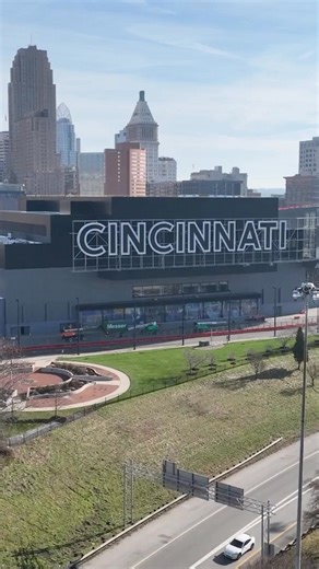 LOOK: The iconic "Cincinnati" sign is back in the city's skyline. The redesigned convention center reopens early next year. https://www.wlwt.com/article/cincinnati-iconic-sign-back-up-redesigned-convention-center/69860437 | WLWT