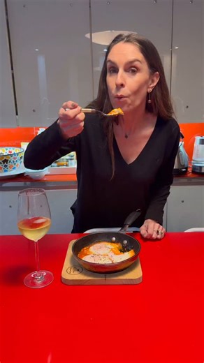 Maria Gracia Subercaseaux on Instagram: "Aquí está la preparación de mis huevitos con salsa de tomate que me preparó todas las noches. Es tan facil que no da ni para receta, pero como me piden que les muestre, aquí está. Tan simple como eso. Ya saben que mis huevitos son de @lasanrosenda y la salsa de tomate es de @fattoredipasta . . #Recetas #RecetasFaciles #PreparacionesRicas #Hogar"